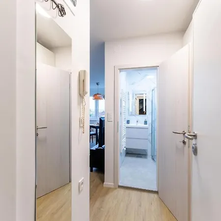 Elegant Tour As Gilly With A Balcony And Open Views In The Center