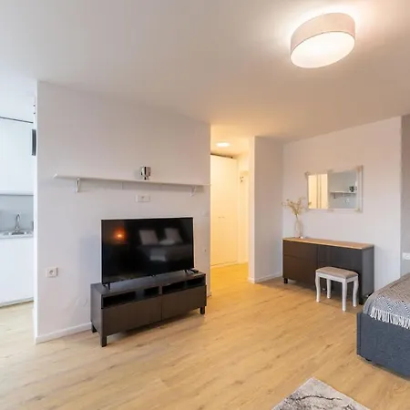 Апартаменти Elegant Tour As Gilly With Open Views And A Balcony In The Center