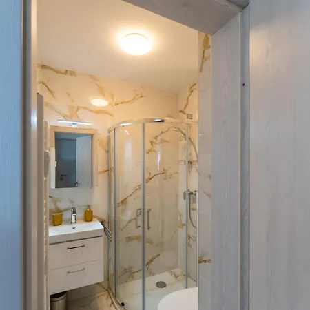 Lejlighed Elegant Tour As Gilly With A Balcony And Open Views In The Center Ljubljana