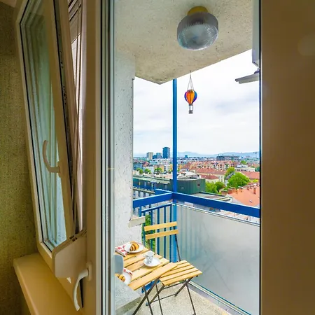 Lejlighed Elegant Tour As Gilly With A Balcony And Open Views In The Center *